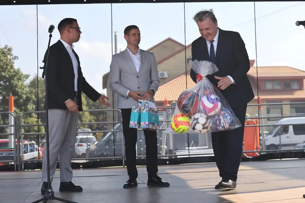 Lapėse atvertas atnaujintas stadionas / KRS nuotr.