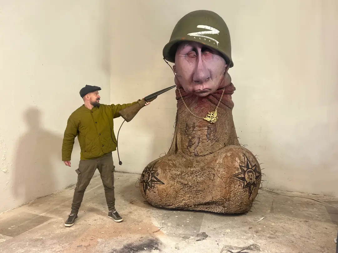 Martynas Gaubas ir skulptūra „Chuilo“ / Asm. albumo nuotr.