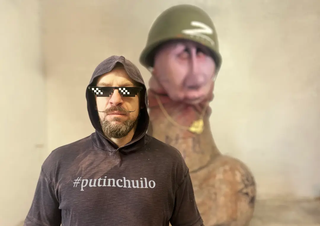 Martynas Gaubas ir skulptūra „Chuilo“ / Asm. albumo nuotr.