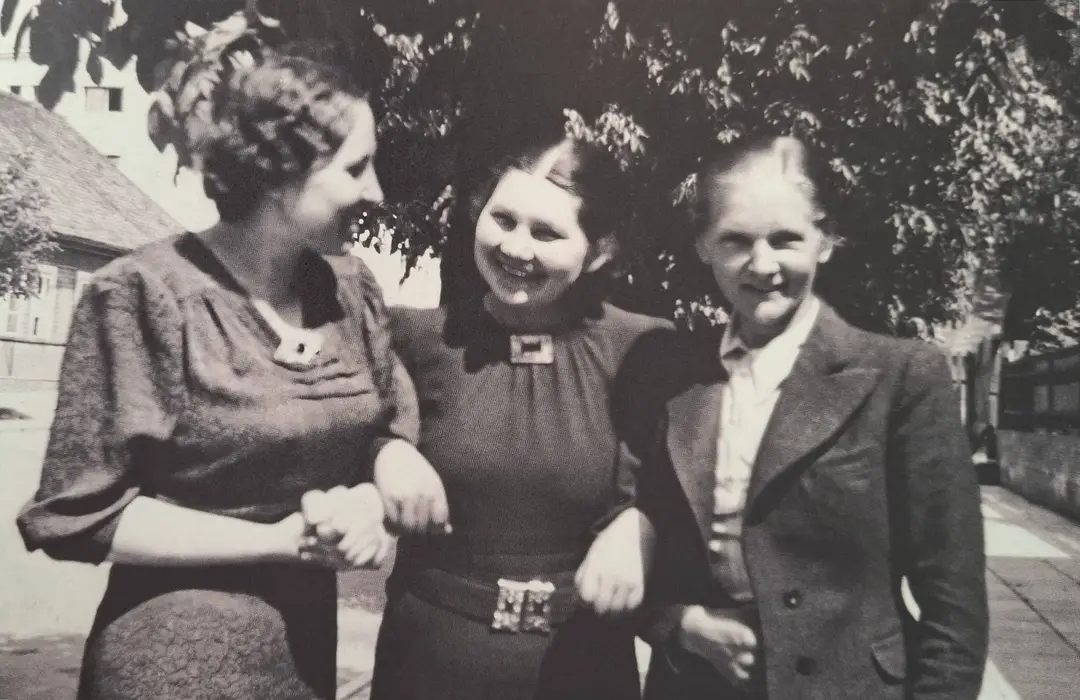 Su draugėmis Kaune: S. Brazauskaitė (?), A. Dirsytė ir O. Frančikaitė (?) / Nuotr. iš D. Gervytės knygos „Adutė”