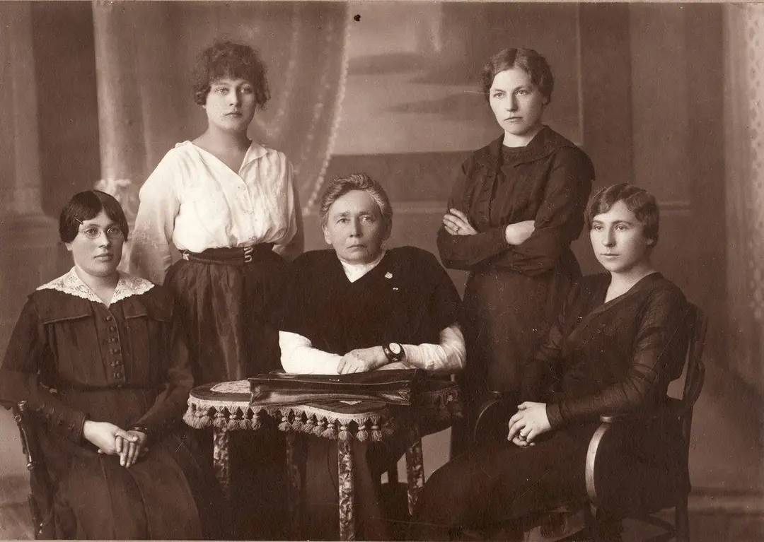 Lietuvos Steigiamojo Seimo atstovės 1920 m. M. Draugelytė-Galdikienė sėdi pirma iš dešinės / Panevėžio kraštotyros muziejaus nuotr.