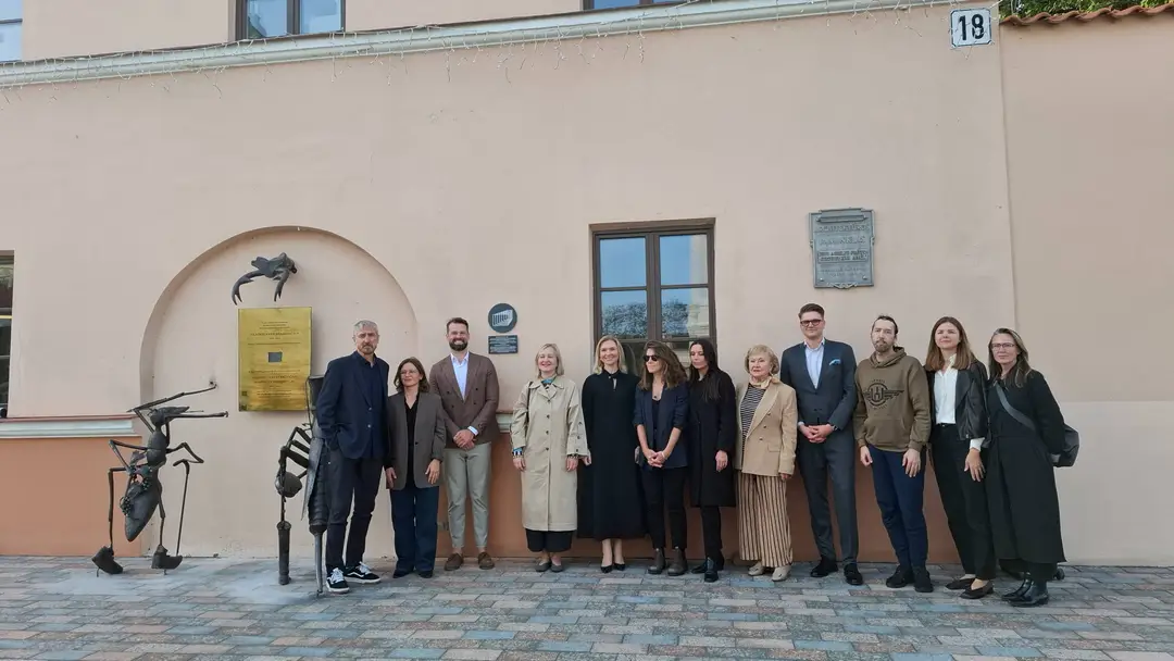&nbsp;„Europos kino kultūros lobio“ lentelė atidengta šalia Vladislovui Starevičiui atminti skirtos vabzdžių skulptūros / S. Javaitytės nuotr.