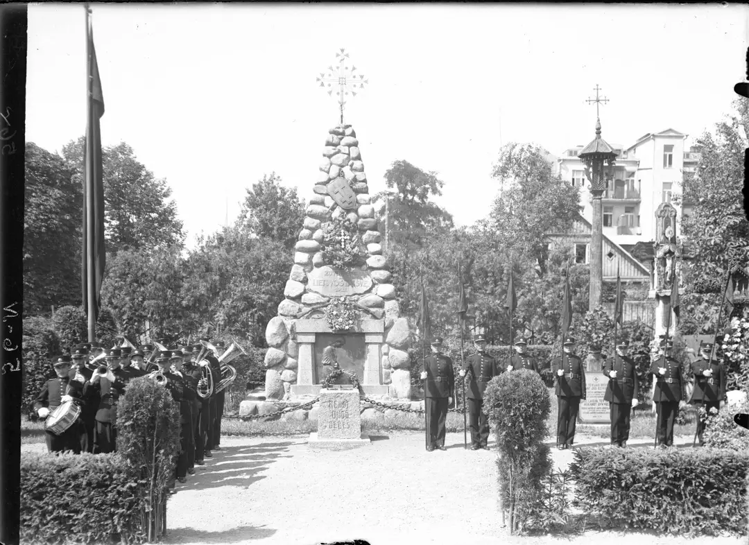Karo invalidai išsirikiavę prie paminklo „Žuvusiems už Lietuvos laisvę“, 1928 m.