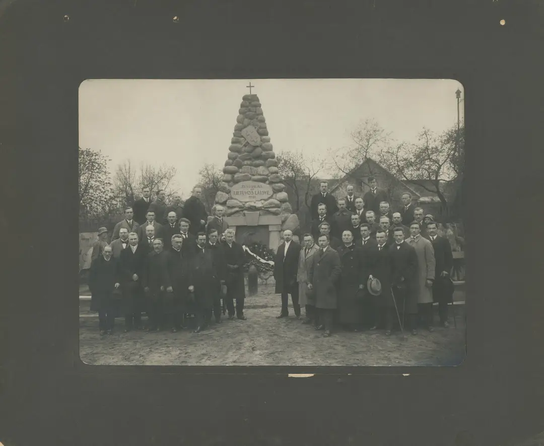 Lietuvos Steigiamojo Seimo nariai prie paminklo „Žuvusiems už Lietuvos laisvę“, 1922 m. Centre dešinėje stovi Steigiamojo Seimo Pirmininkas Aleksandras Stulginskis