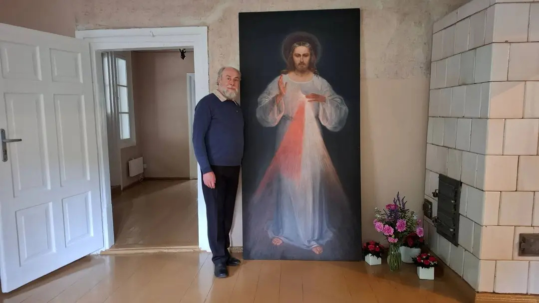 Ilgametis Šv. Faustinos namelio darbuotojas P. Mackela šalia „Gailestingojo Jėzaus“ paveikslo / S. Javaitytės nuotr.