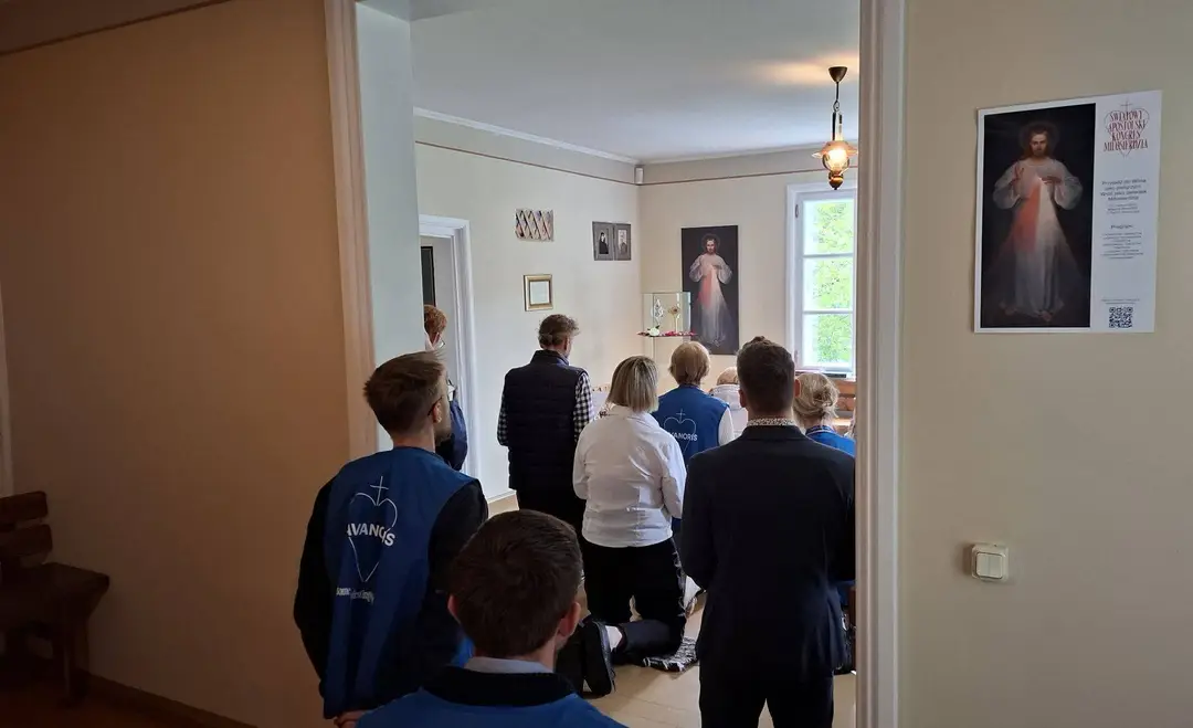 Piligrimai Šv. Faustinos namelyje 2026 m. birželį, per Pasaulinį Apaštalinį Gailestingumo kongresą Vilniuje / S. Javaitytės nuotr.