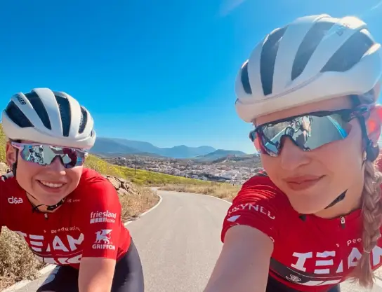 joy beune en robin groot fietsen tijdens vakantie