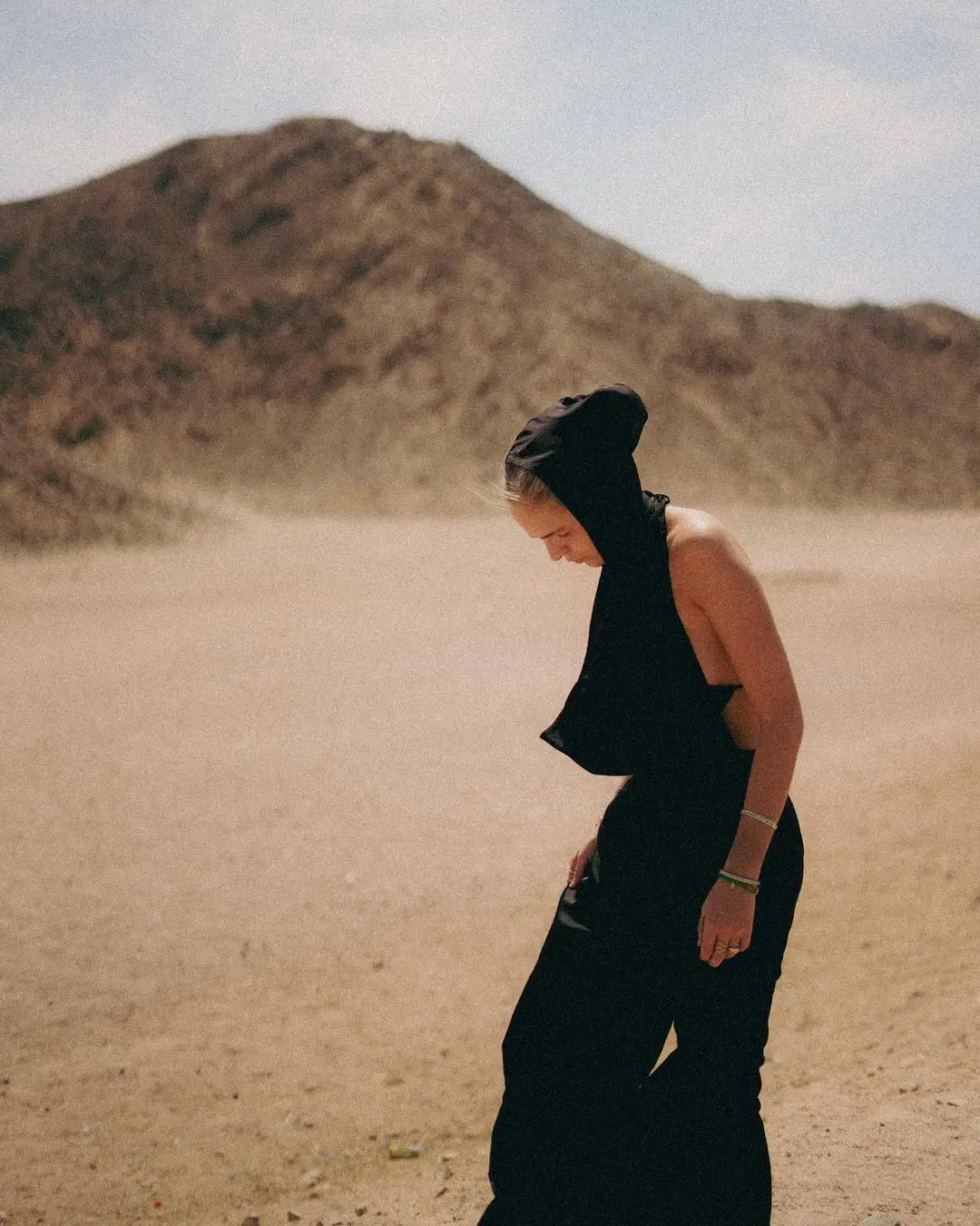 lies zhara in de sahara woestijn