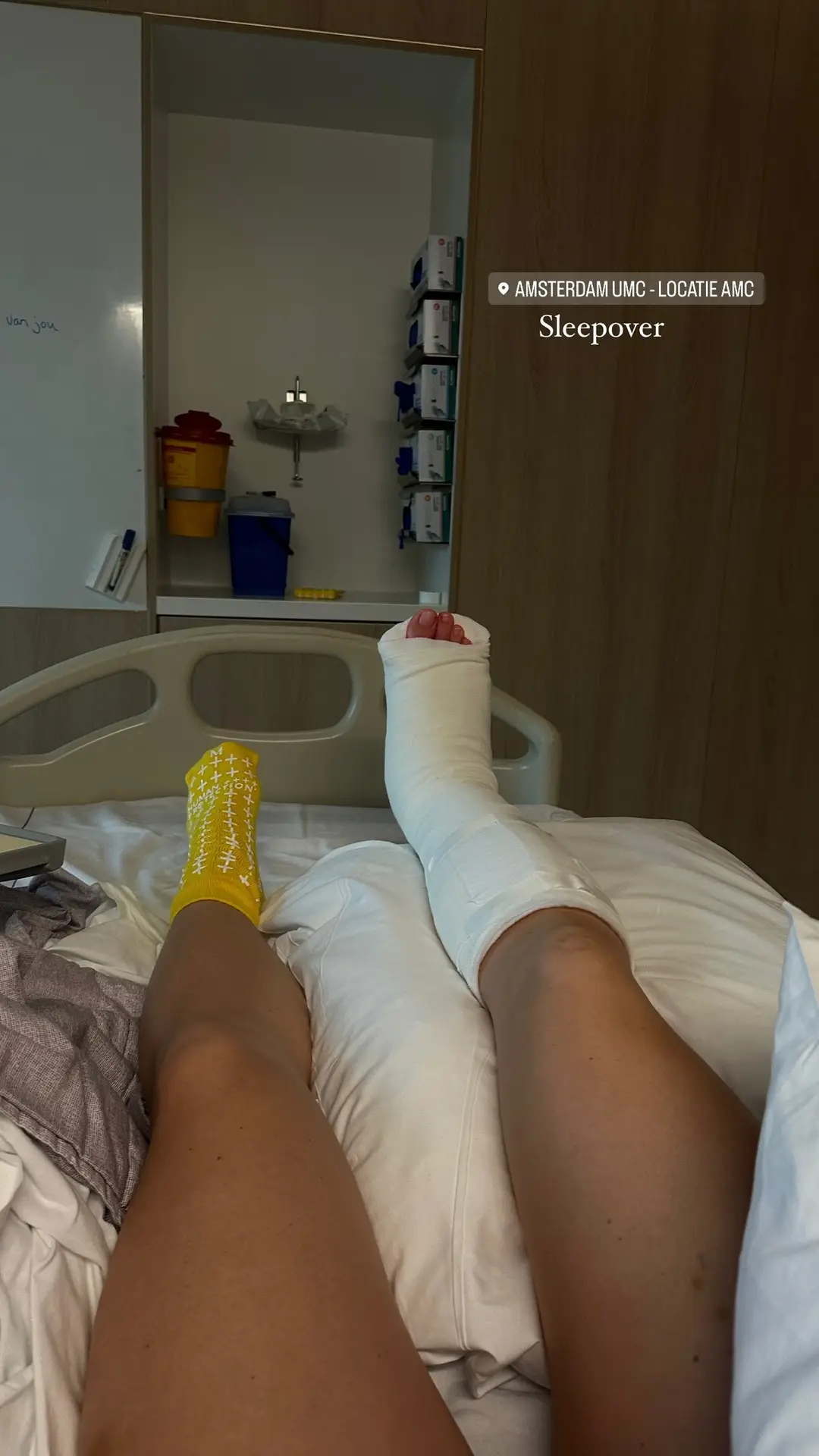 suzanne schulting sleepover met sam van royen in het ziekenhuis