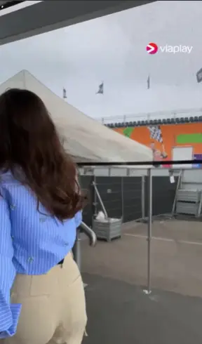 amber brantsen laat haar achterbumper goed zien tijdens rondleiding