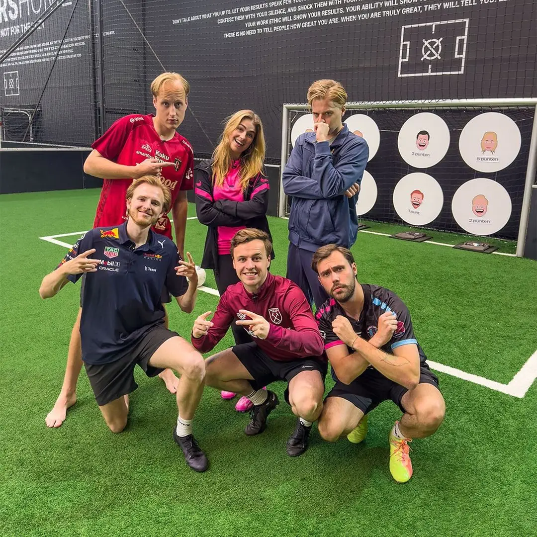 bankzitters met roxy voetbal