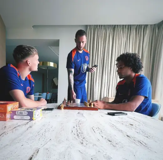 depay bekijkt oranje schaken