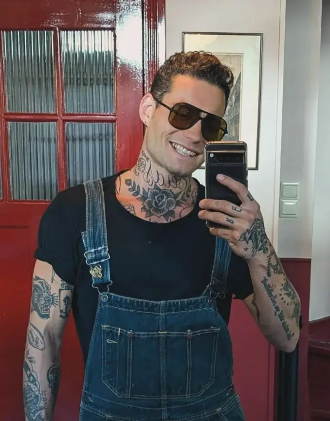 Douwe Bob en twee gespierde mannen verrassen iedereen met spannende foto