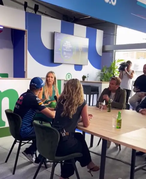 helene hendriks heeft een nieuw baantje en zit naast max verstappen