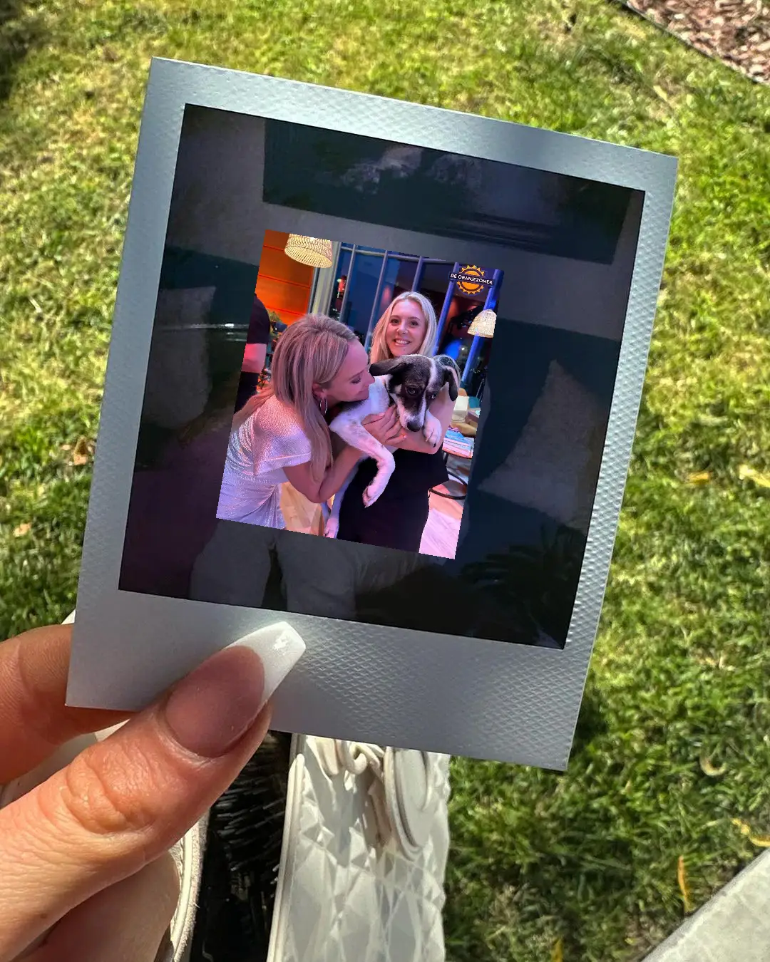 helene hendriks knuffelt samen met jip van den bos deze geluksvogel