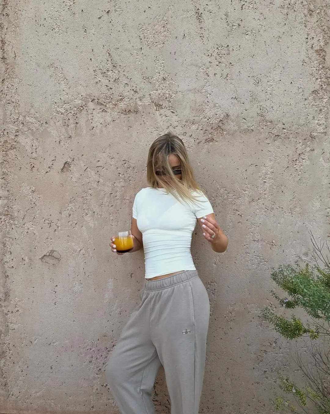 influencer mikky kiemeney showt zichzelf kort na zwangerschap