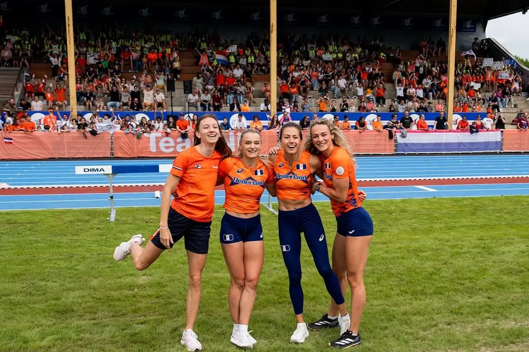 lieke klaver stelt haar heerlijke olympische ploeggenotes nog even aan je voor met innig kiekje