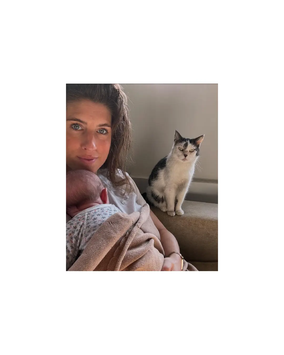 marieke elsinga deelt een foto van haar kindje maar ook van haar poes