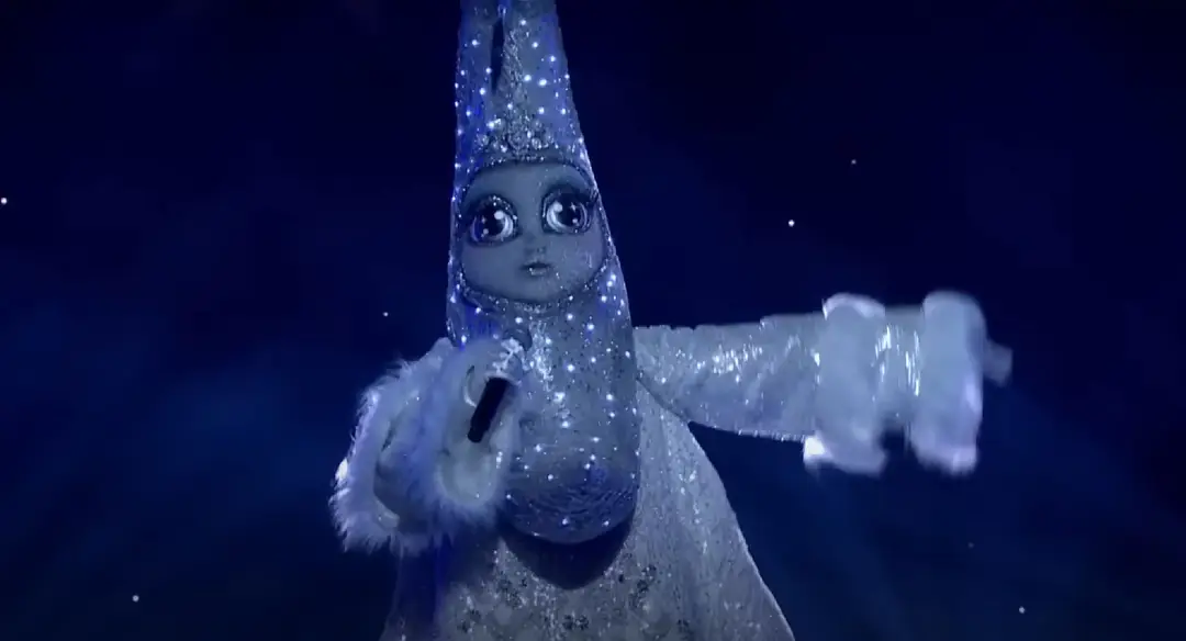 het maan-kostuum bij the masked singer