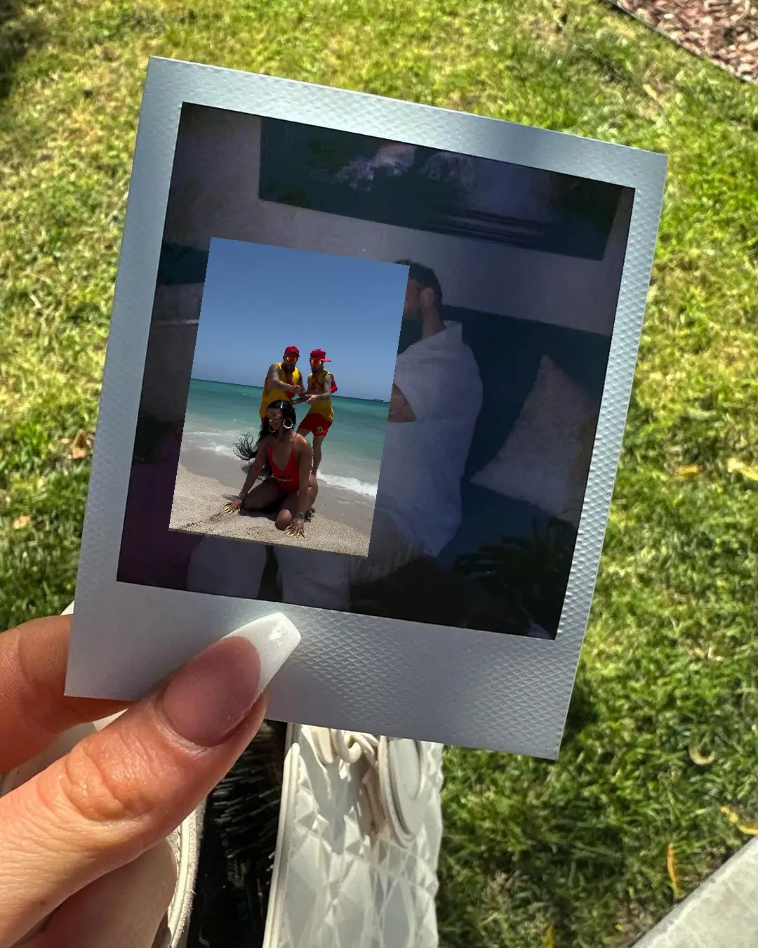 moet jutta leerdam zich zorgen gaan maken jake paul kijkt vol naar ronde achterzijde van dame op strand