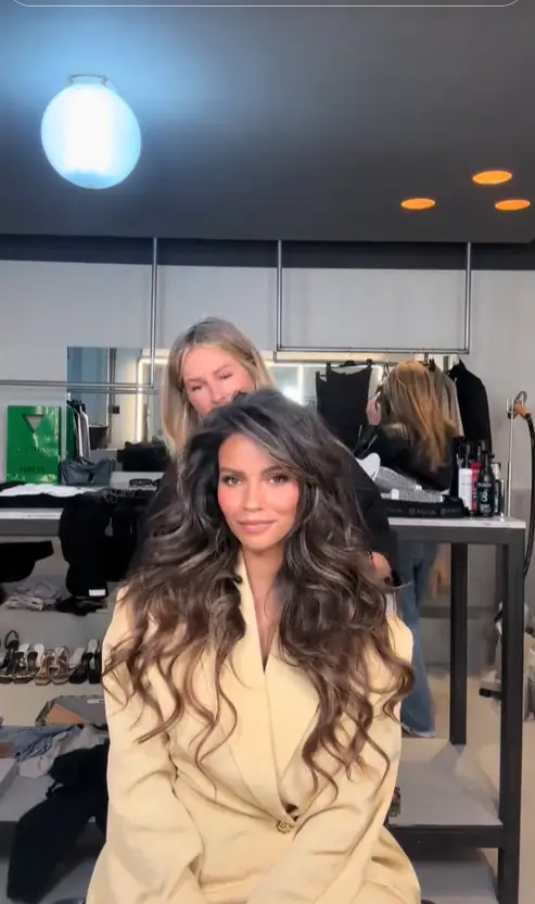 monica geuze heeft het koud en dat kan je goed zien in deze outfit