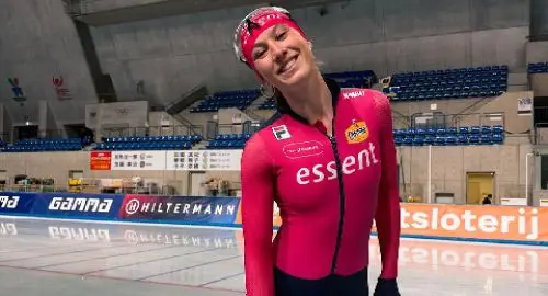 Suzanne Schulting in haar nieuwe schaatspakje