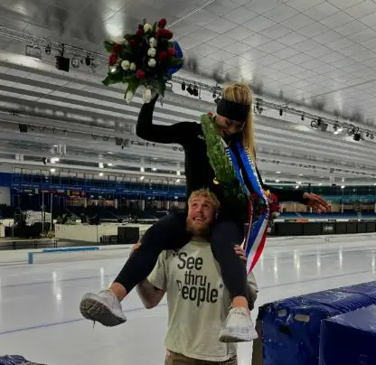 jake paul zijn hoofd is tussen jutta leerdams benen na haar overwinning