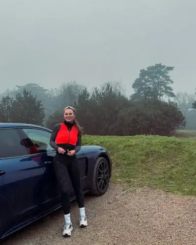Puck Moonen buiten auto