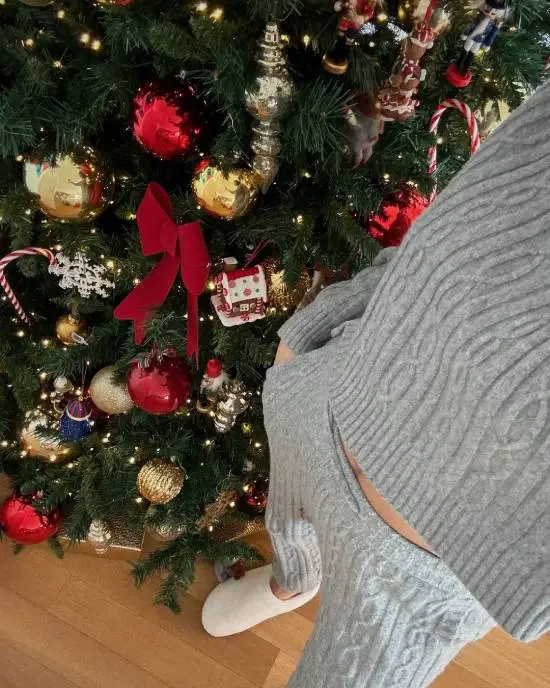 racecoureur max verstappen geniet van kelly piquet bij de kerstboom
