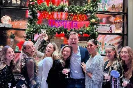 Sam Hagens genieten mooie vrouwen