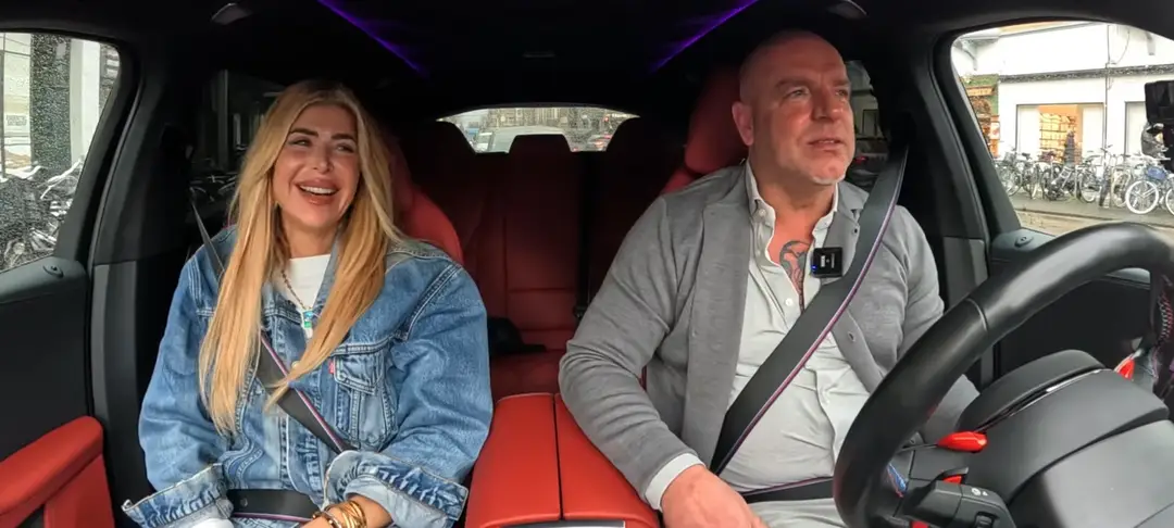 Estelle Cruijff bij Andy in de auto