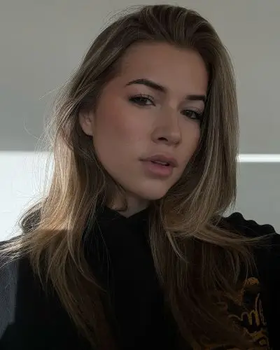 Jade Anna selfie