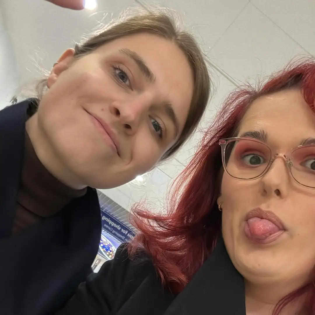 Noa-Lynn met haar vriendin