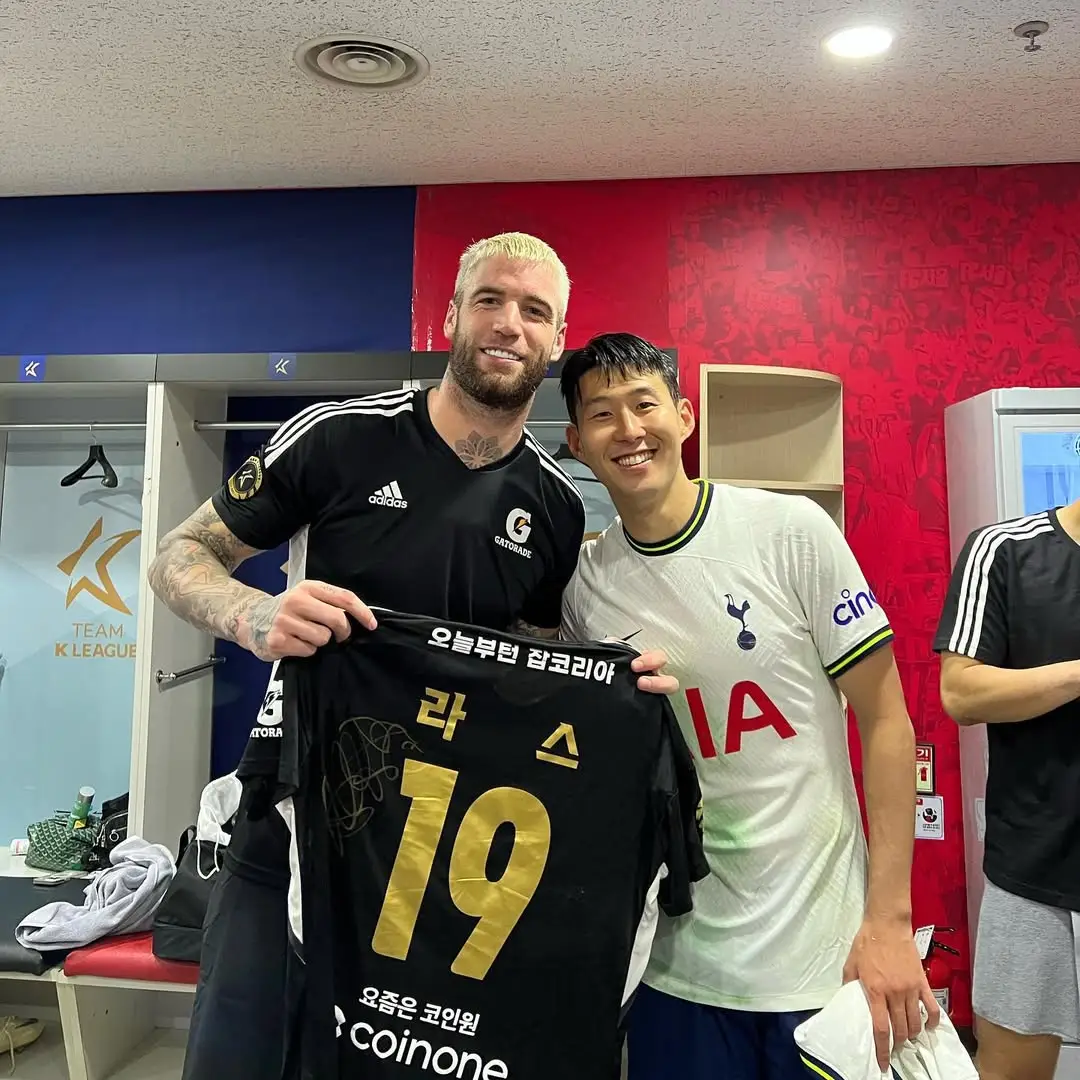 Lars Veldwijk met Heung-min Son