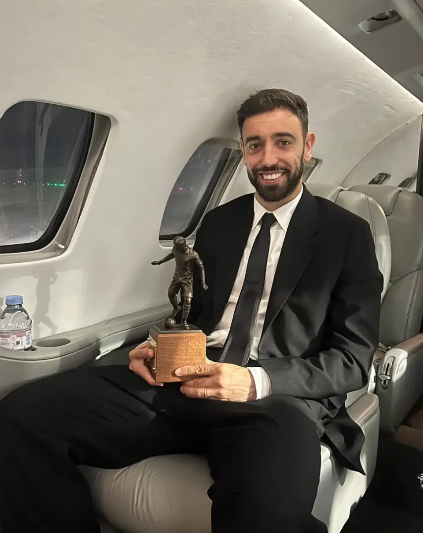 Man Utd star Bruno Fernandes with the trophy