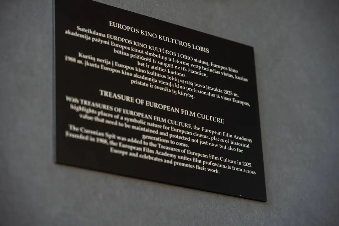 Nidoje atidengta lentelė apie Kuršių nerijos pripažinimą Europos kino kultūros lobiu / V. Ribokaitės nuotr.