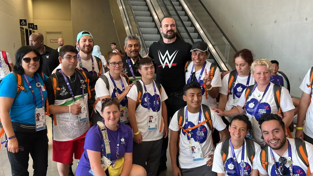 Die Athleten aus aller Welt freuen sich, Drew McIntyre in Berlin zu treffen / Foto: (c) WWE<br>