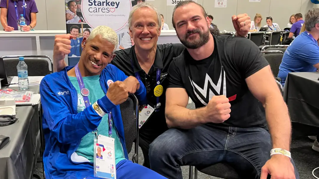 Der brasilianische Athlet Marcelino (l.) hat dank eines Hörgeräts erstmals in seinem Leben richtig hören können / Foto: (c) WWE