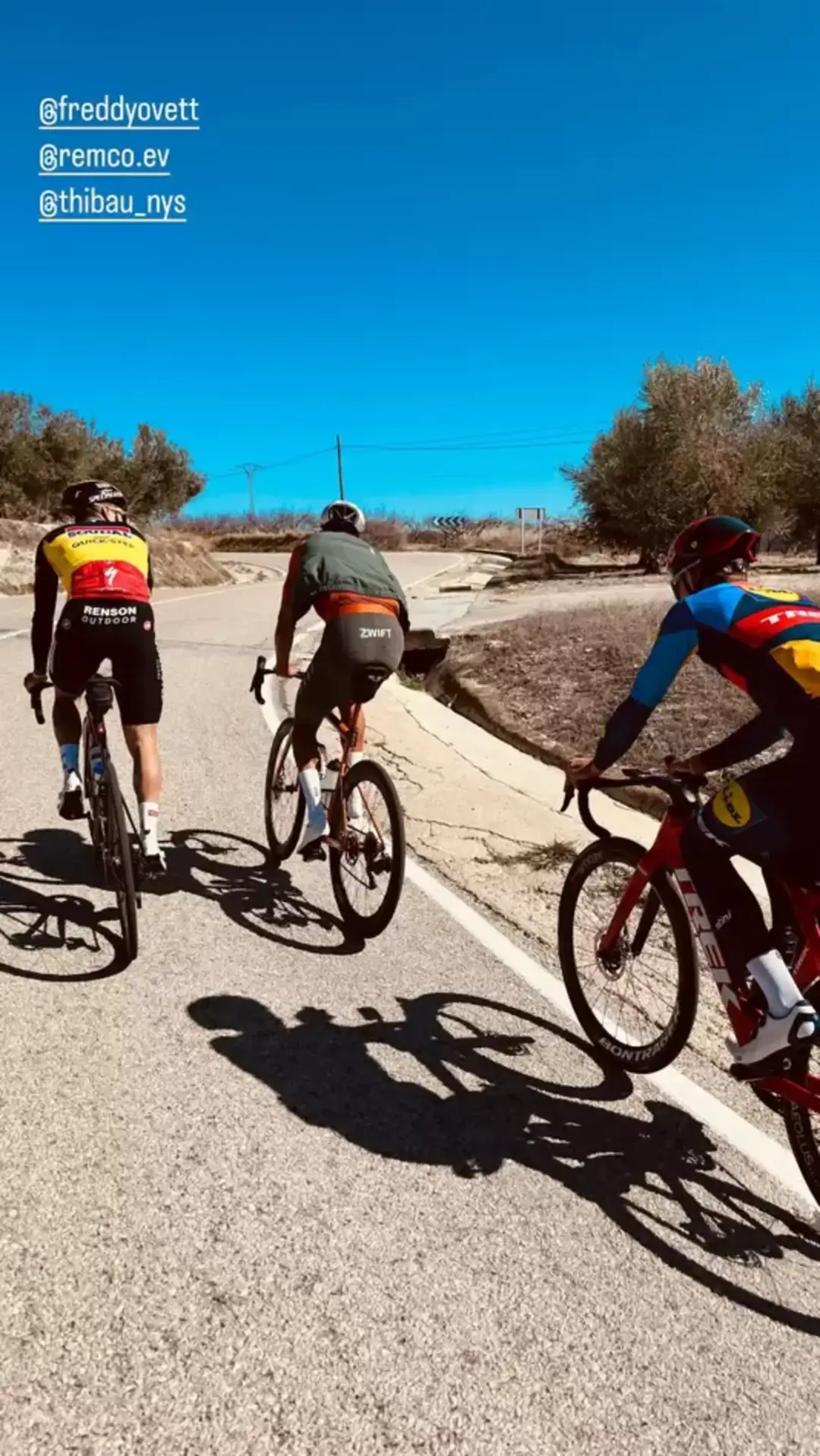 Instagram Bild Nys, Evenepoel Ovett beim Training auf Straße<br>