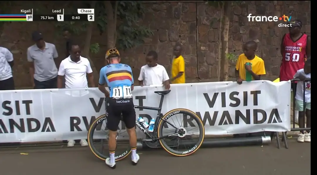 Remco Evenepoel musste zweimal das Fahrrad wechseln