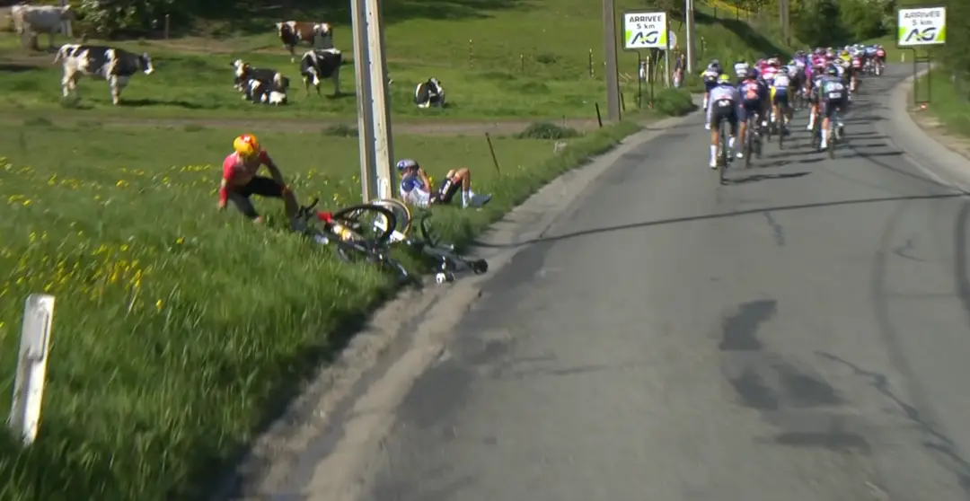 Sturz von Tobias Halland Johannessen beim Flèche Wallonne