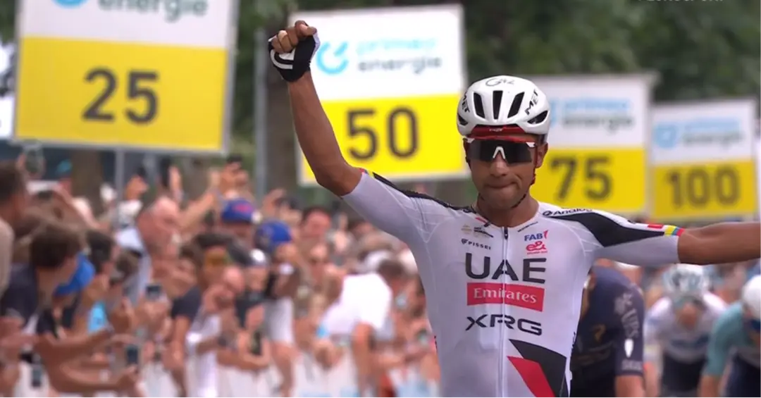 Jhonatan Narváez jubelt über einen Etappensieg bei der Tour de Suisse 2026