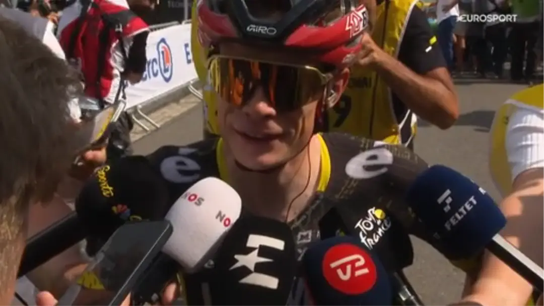 Jonas Vingegaard spricht nach der Etappe bei der Tour de France 2026 mit den Medien