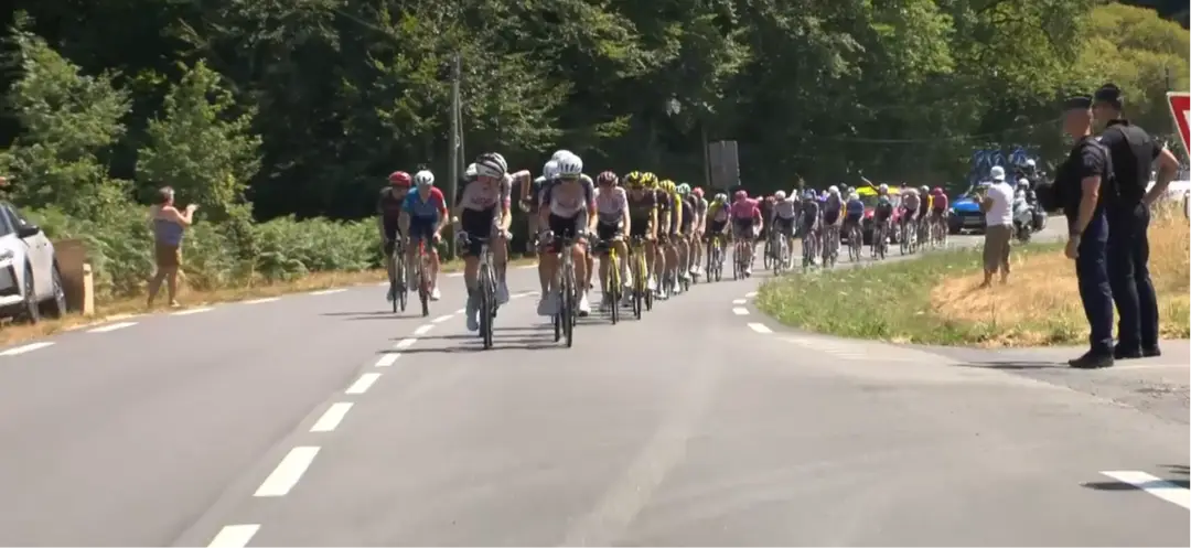 UAE Team Emirates - XRG kontrollierte über weite Strecken das Feld, ließ dem Ausreißertrio nie mehr als anderthalb Minuten und reduzierte das Peloton schrittweise auf nur 39 Fahrer.