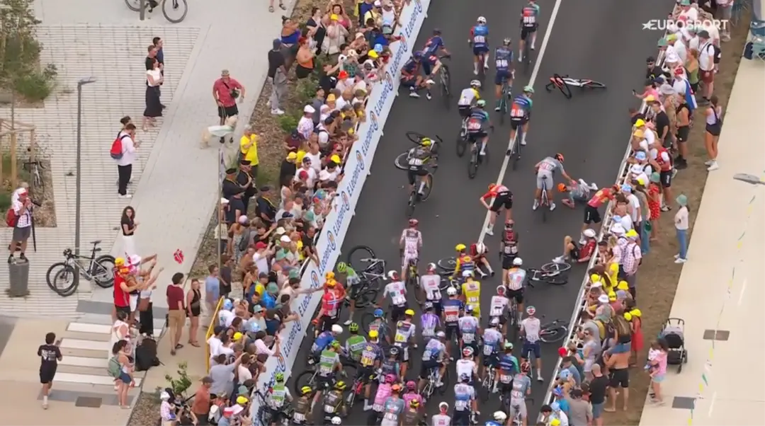 Ein Sturz um etwa 400 Meter vor dem Ziel unter Beteiligung von Fernando Gaviria löste einen Massencrash aus und zerstörte die Siegchancen vieler Fahrer.