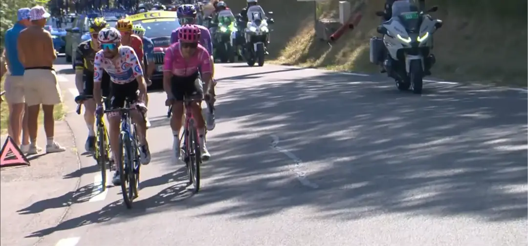 Richard Carapaz bereitet auf dem Schlussanstieg die erste seiner drei entscheidenden Attacken vor – der Schlüssel zu seinem Sieg auf Etappe 18 der Tour de France 2026.