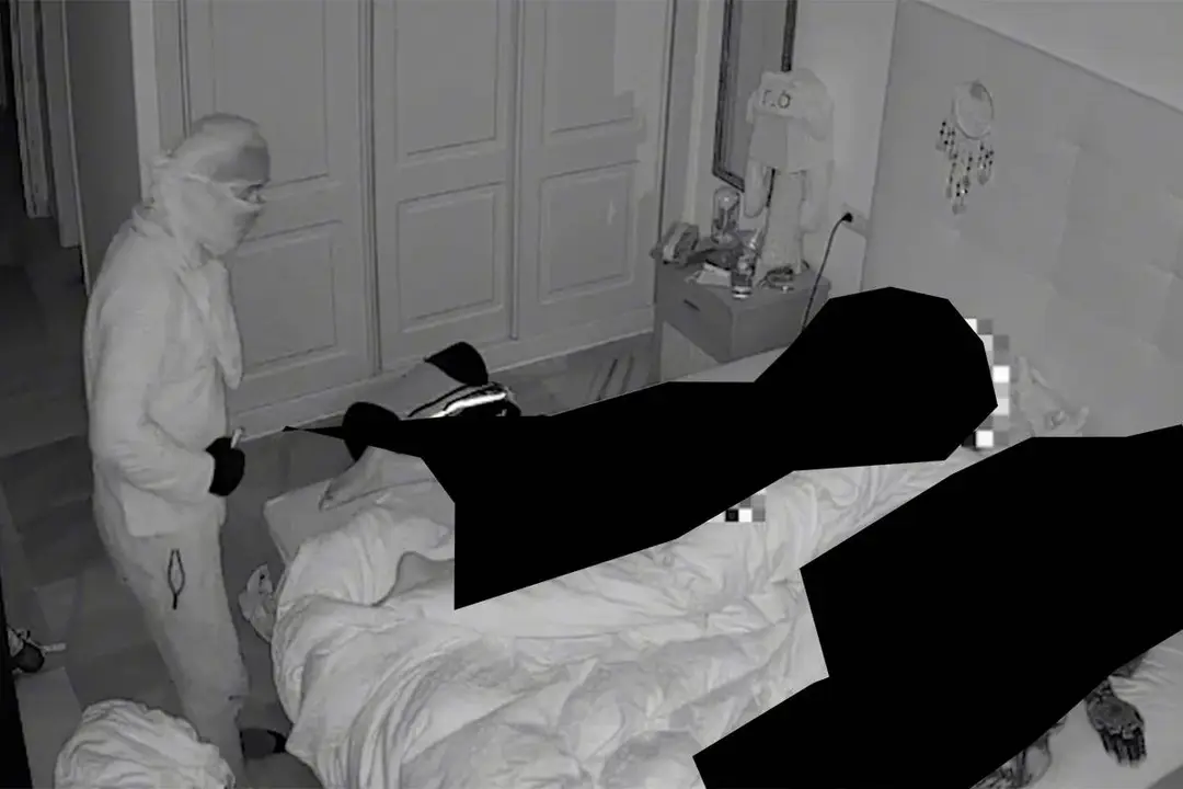 thumb_vk_Gluurgriezel_breekt_s_nachts_in_en_focust_op_naakte_vrouw_in_bed