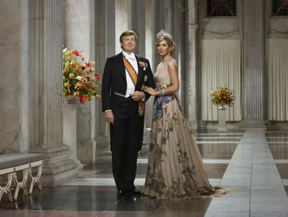 staatsiefoto koning willem alexander en koningin maxima in burgerzaal 2018 erwin olaf liggend 584x439