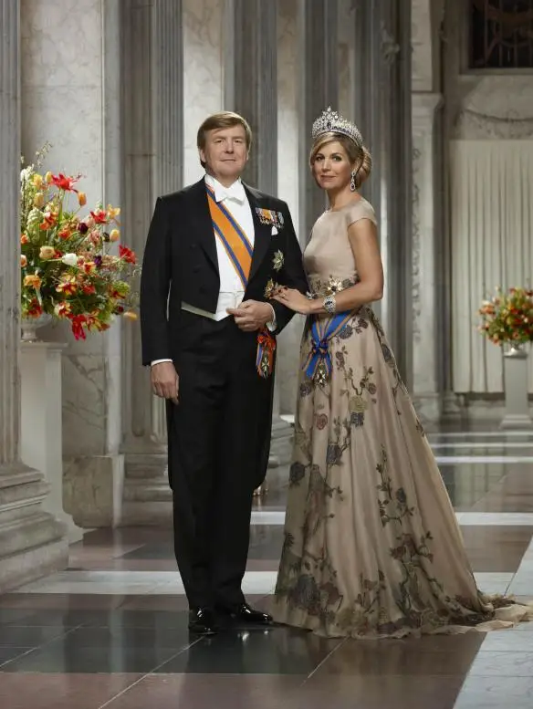 staatsiefoto koning willem alexander en koningin maxima in burgerzaal 2018 erwin olaf staand 584x777