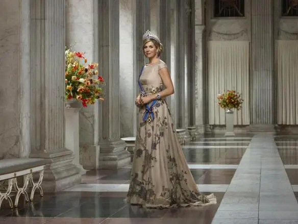 staatsiefoto koningin maxima in burgerzaal 2018 erwin olaf liggend 584x439
